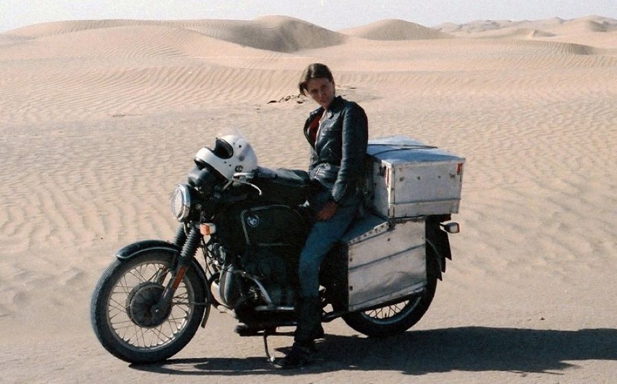 La travesía de Elspeth Beard en moto Fotografía de Elspeth Beard sobre su moto durante la travesía de 1992