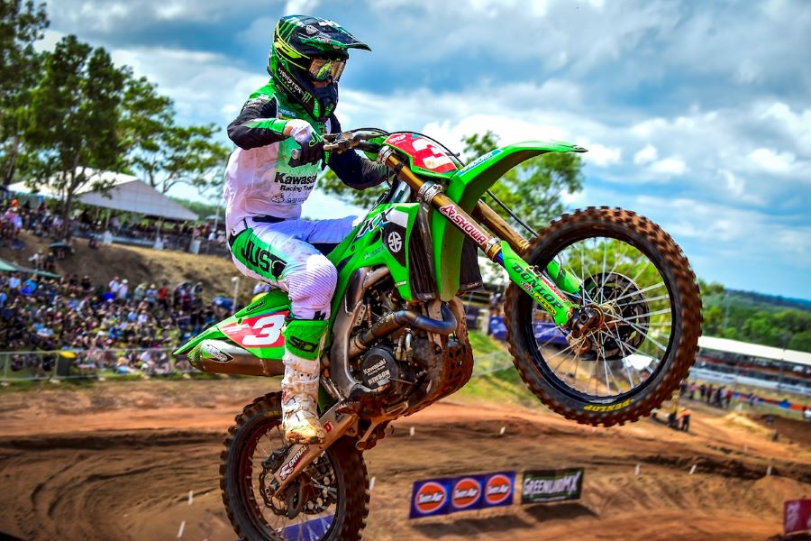 Romain Febvre levanta la rueda delantera de su Kawasaki durante la última carrera del año 2025 en Australia
