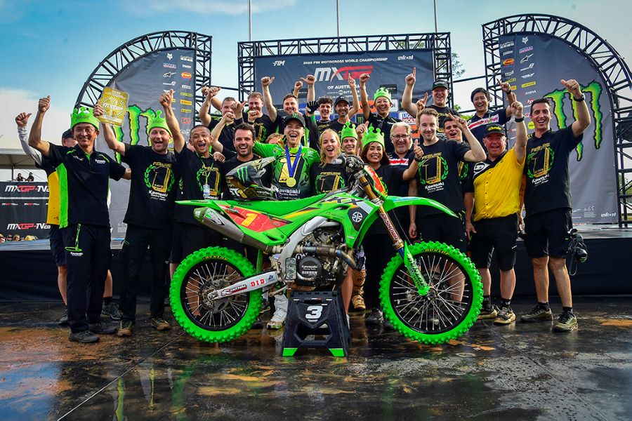 FEBVRE-TITLE-MOTOCROSS Romain Fevbre y el equipo Kawasaki celebran el campeonato MXGP 2025 en Australia