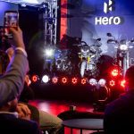 Hero Xpulse 200 4V y nuevas Hunk: lanzamientos en Argentina Un escenario decorado e iluminado para el lanzamiento de tres motos Hero dispuestas sobre le mismo