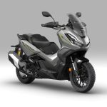 Vista en perspectiva de un scooter Honda ADV350 2026 gris con detalles verdes flúor