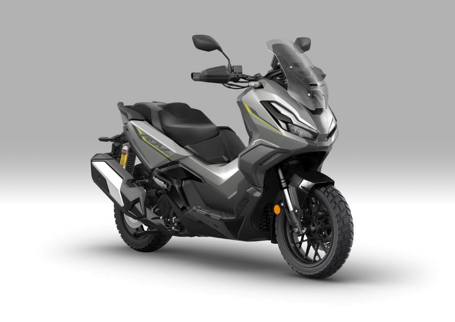 Honda ADV350 2026: el scooter que conquistó Europa se renueva Vista en perspectiva de un scooter Honda ADV350 2026 gris con detalles verdes flúor