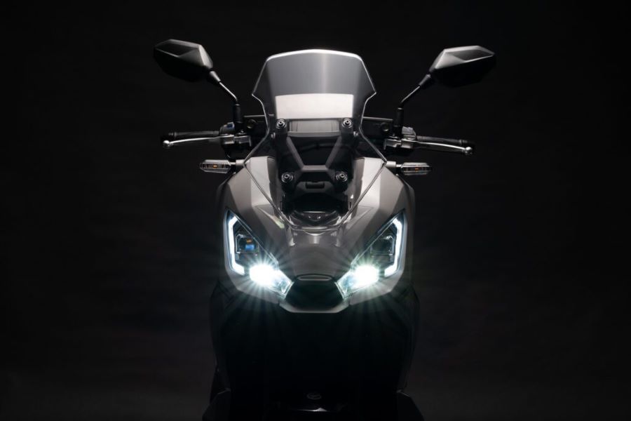 frontal de un scooter Keeway con las luces encendidas