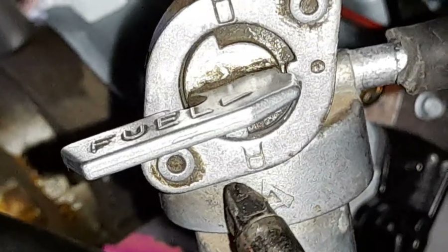 Posición correcta de la llave de gasolina en una moto 150