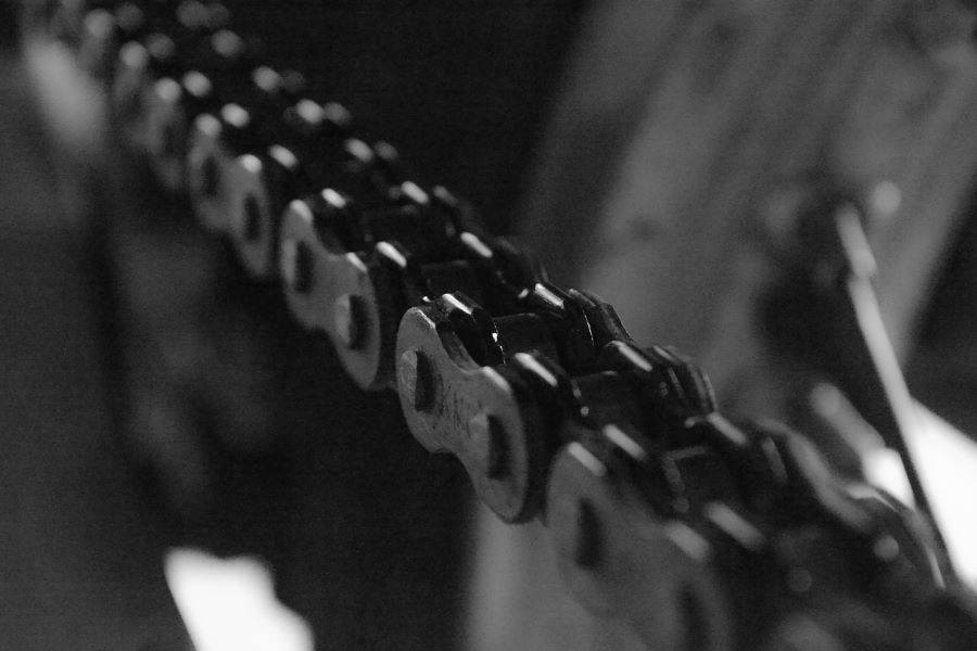 Cadena de moto engrasada con aceite de auto