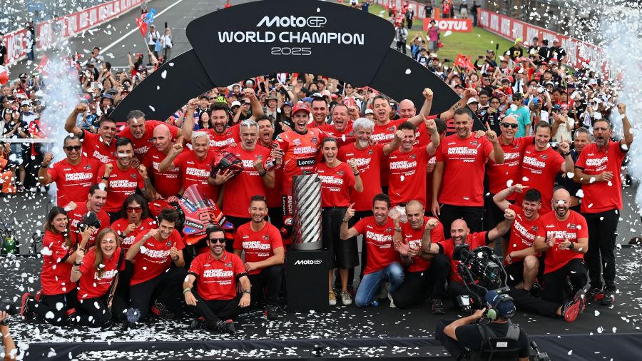 Marc M&aacute;rquez celebra en el podio de Motegi su s&eacute;timo campeonato mundial de MotoGP junto a su equipo Ducati