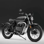 Exclusiva Maeving RM1S Blackout: estilo británico y potencia Vista lateral derecha en perspectiva de una Maeving RM1S Blackout