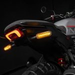 Una Morbidelli NR125X vista desde atrás, con las luces led encendidas