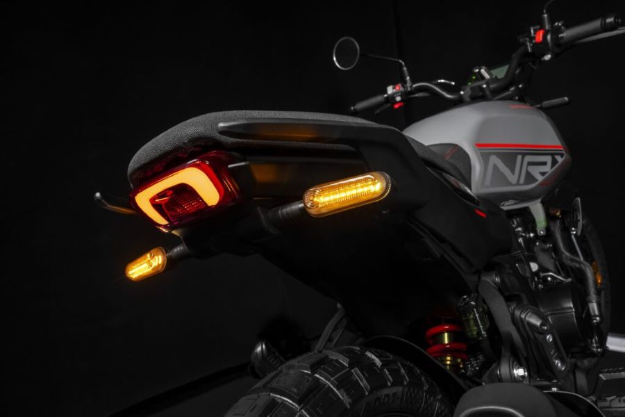Una Morbidelli NR125X vista desde atrás, con las luces led encendidas