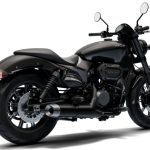 Moto Morini Rumble: Bobber italiana con espíritu rockero Vista lateral derecha en perspectiva trasera de una Moto Morini Rumble 350 2025 negra
