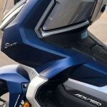 SIAM Motos lanzó el primer scooter híbrido de Argentina Imagen parcial de lateral delantero de un scooter Siam Rove ADV azul