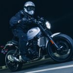 Royal Enfield GRR 450: la roadster premium arriba a la región En un marco nocturno, un piloto en posición de ataque se desplaza por una ruta sobre su Royal Enfield GRR 450