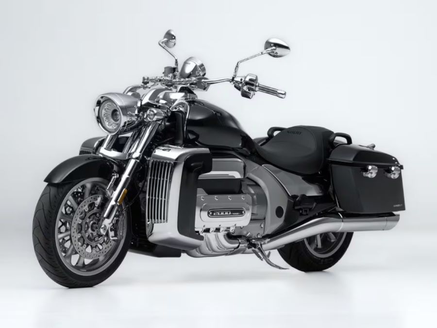 Un versión de la Souo S2000CT en color negro y con maletas