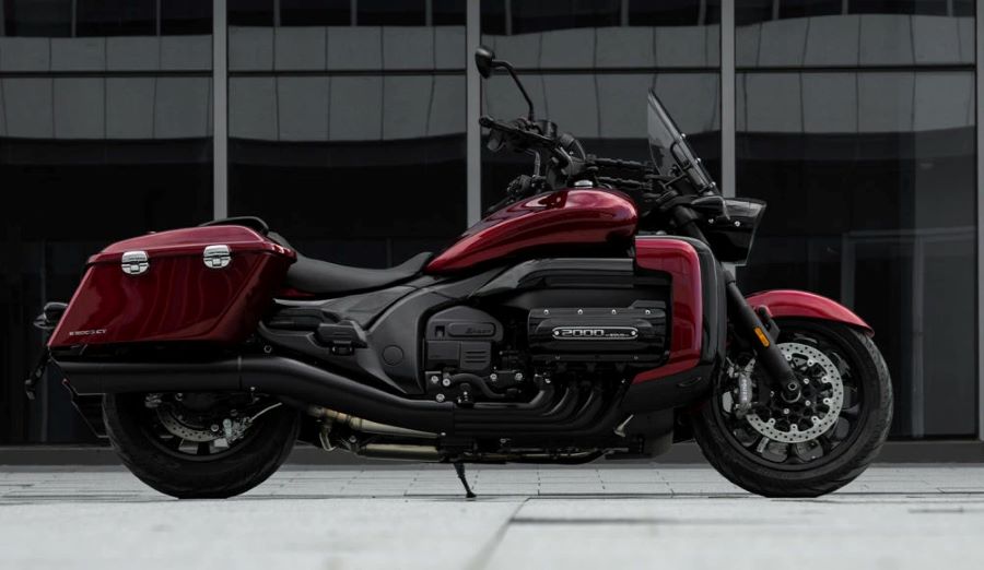 Una Souo S2000CT rojo oscuro vista desde el lateral derecho