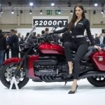 Una modelo vestida de negro posa sobre una Suoo2000CT durante su lanzamiento en China