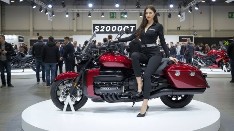 Una modelo vestida de negro posa sobre una Suoo2000CT durante su lanzamiento en China