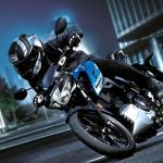 Suzuki GSX-S125 gira en la calle de una ciudad