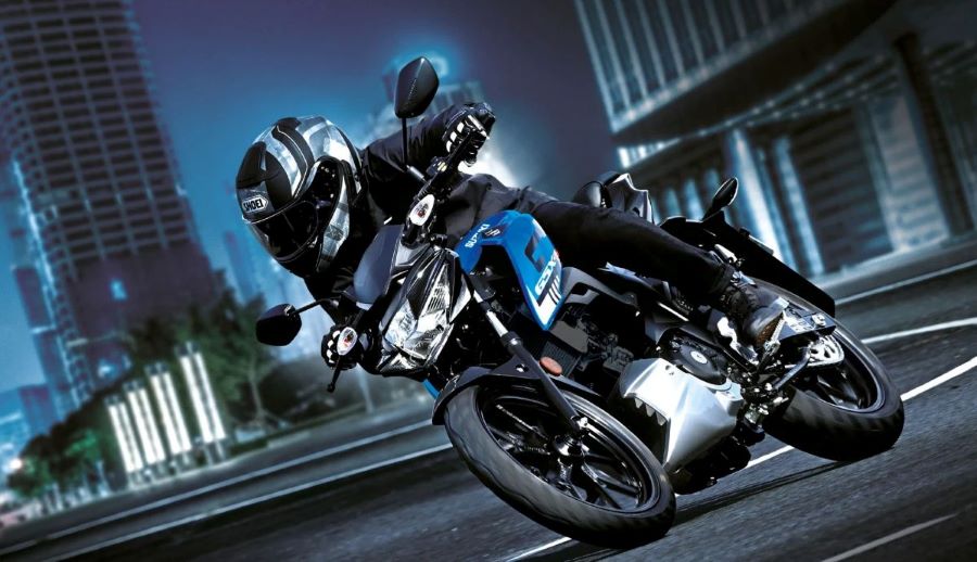 Suzuki GSX-S125 gira en la calle de una ciudad