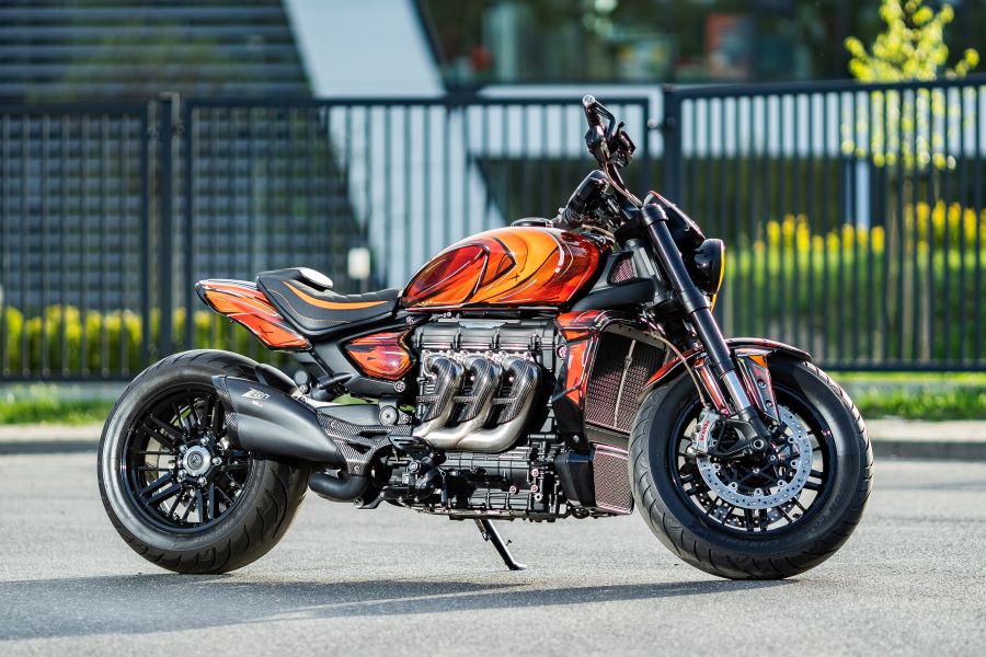 La customización Triumph Rocket Tomahawk vista desde el lateral derecho