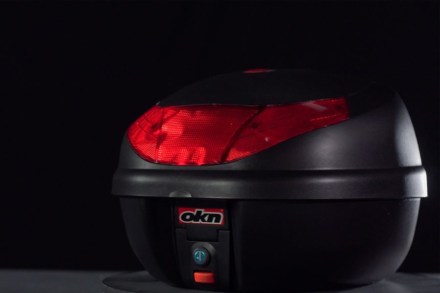 Top Case Okinoi negro con aplicaciones reflectantes rojas