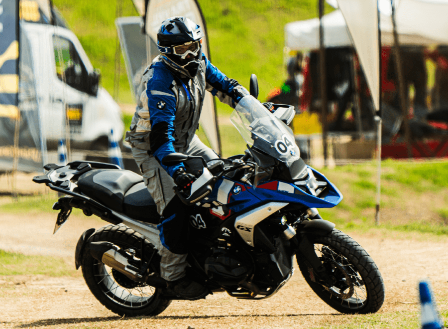 Una moto adventure BMW GS realiza un test drive en un circuito de tierra