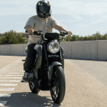 Velca Nude: los españoles lo hacen de nuevo Un piloto se acerca en una moto eléctrica Velca Nude Verde