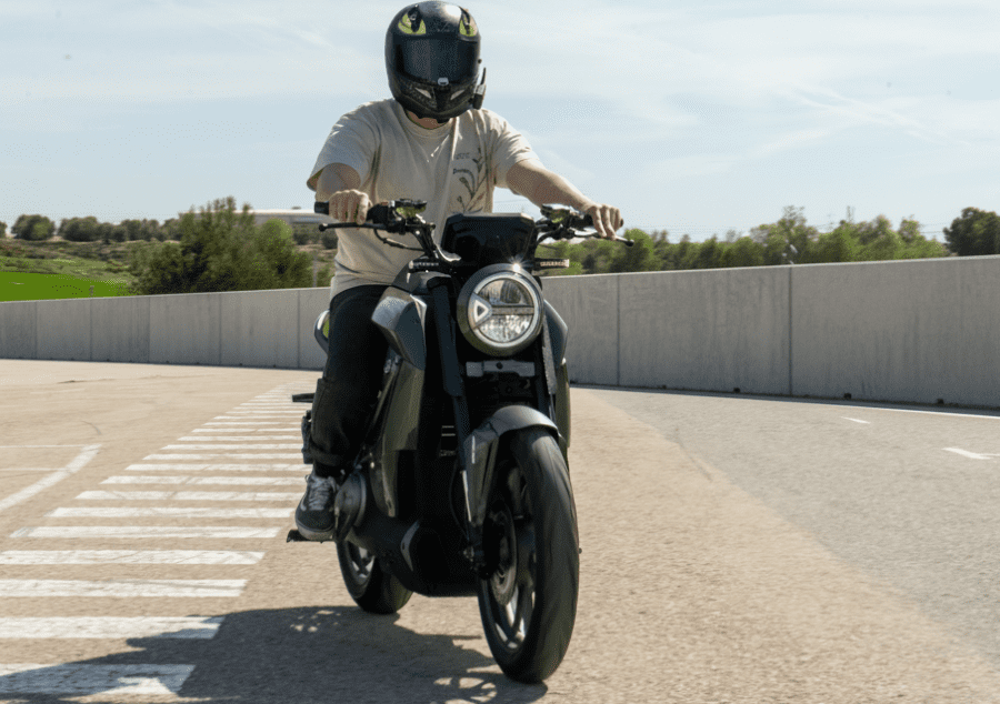 Un piloto se acerca en una moto eléctrica Velca Nude Verde