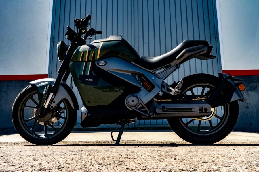 Vista lateral izquierda de una moto Velca Nude verde