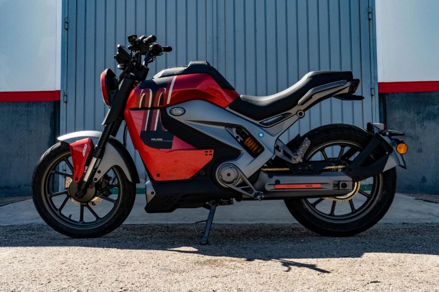 vista lateral izquierda de una moto Velca Nude roja