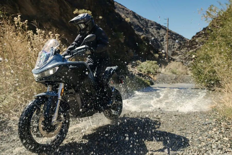 Una Moto eléctrica Adventure de Zero atraviesa un vado con agua