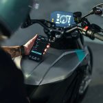 Mitos sobre motos eléctricas: Zero aclara las dudas Un usuario configura su moto eléctrica desde el celular