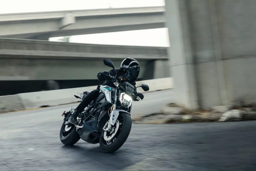Una moto eléctrica street de Zero se desplaza por la ciudad