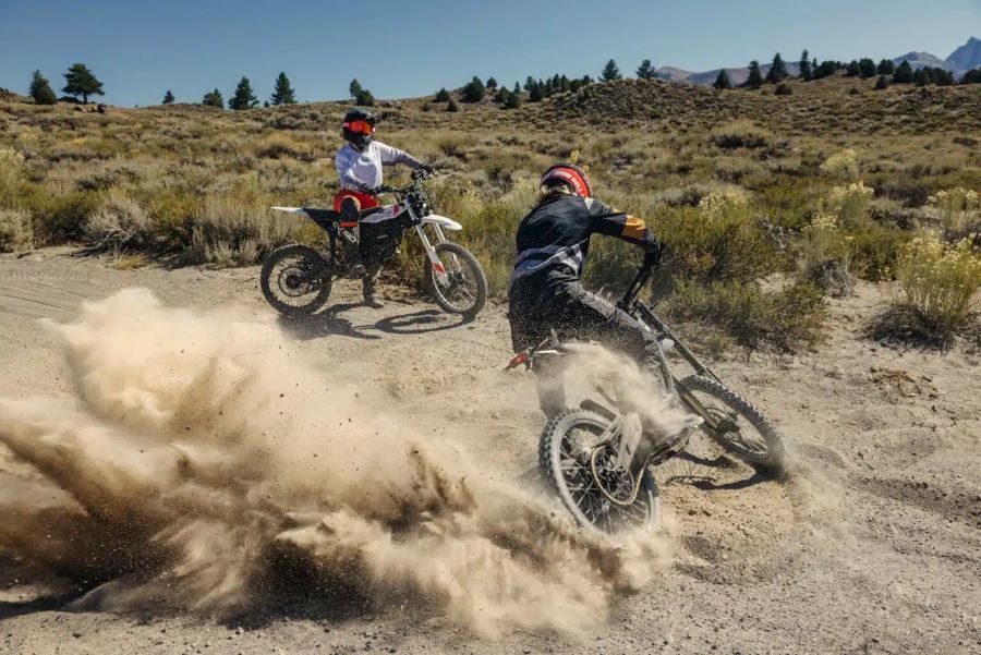 Dos motos eléctricas off-road hacen piruetas en la tierra