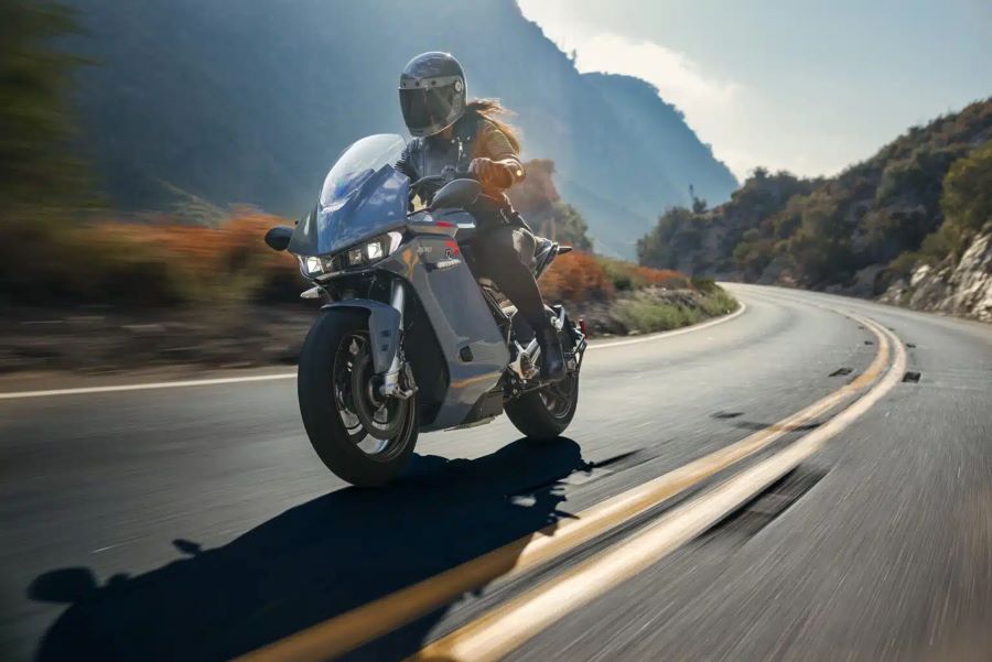 Una moto eléctrica Zero circula por una carretera soleada