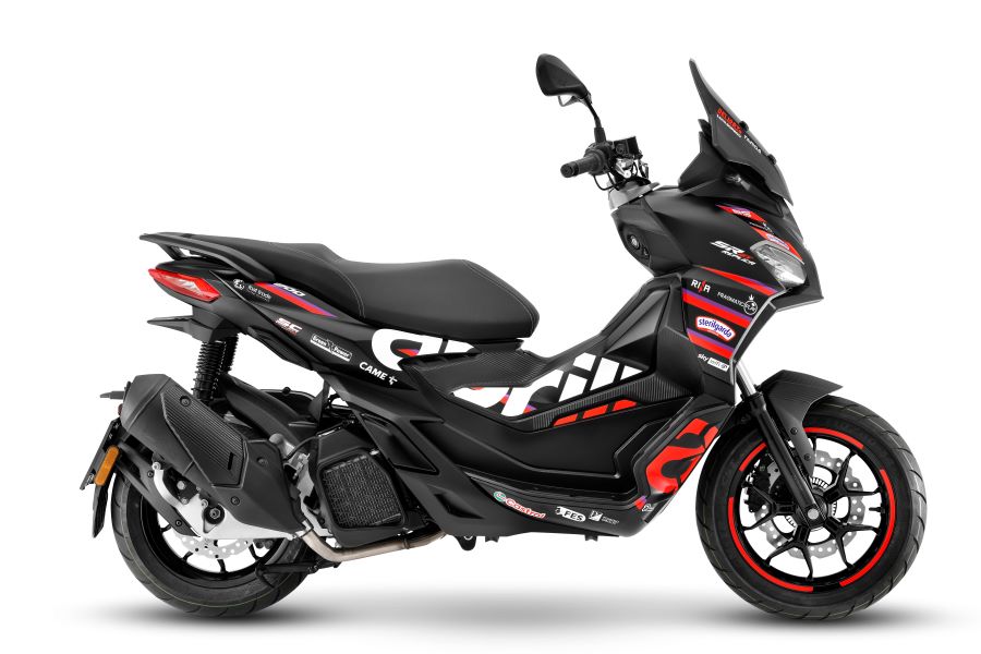 Aprilia SR GT Replica 2025, diseño MotoGP para el día a día Lateral derecho de un scooter Aprilia SR GT Replica 2025