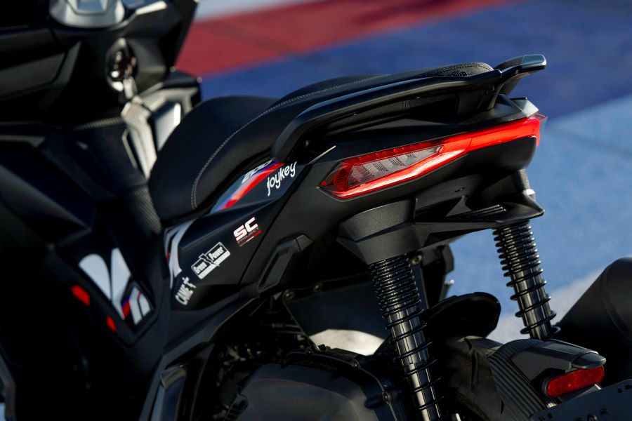 Aprilia SR GT Replica 2025, diseño MotoGP para el día a día Parte trasera de un scooter Aprilia SR GT Replica 2025, donde se aprecian las suspensiones