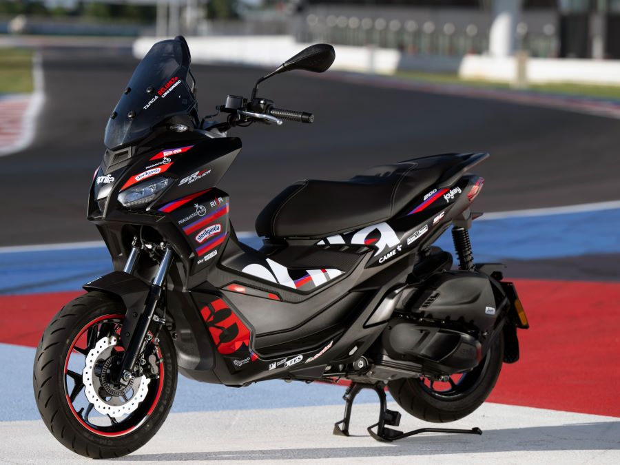 Aprilia SR GT Replica 2025, diseño MotoGP para el día a día Un scooter aprilia SR GT Replica 2025 dispuesto sobre una pista