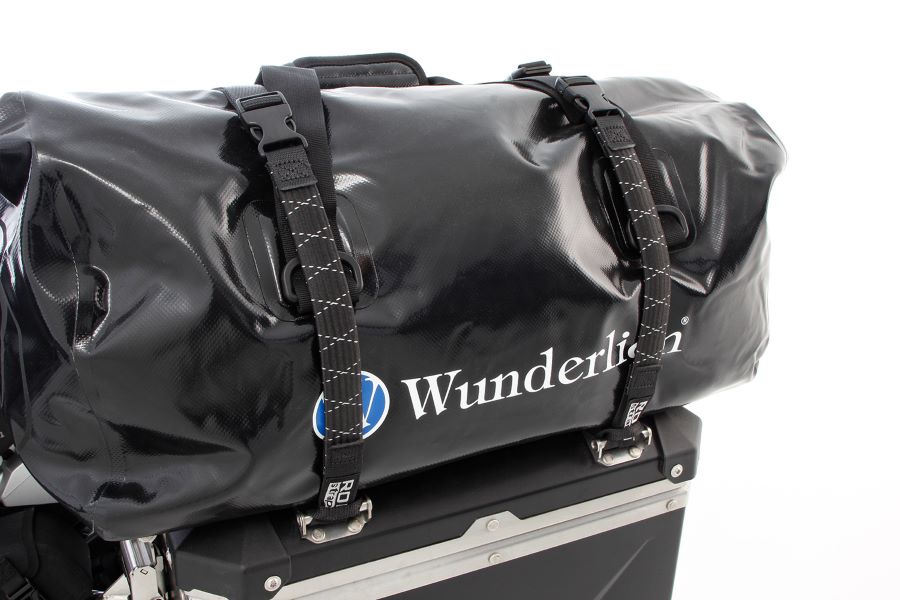 Una Bolsa Impermeable negra sujeta al asiento y maletas de la moto