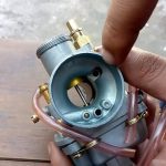 Carburador de moto: ¿para qué sirve? Carburador abierto de una moto