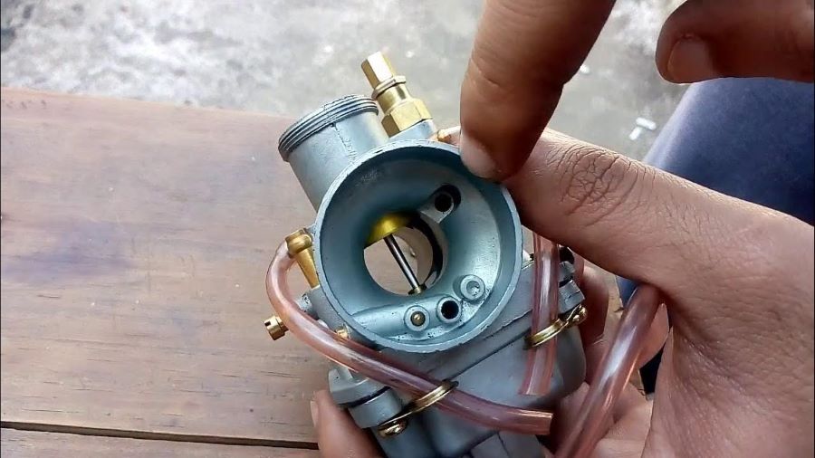 Carburador abierto de una moto
