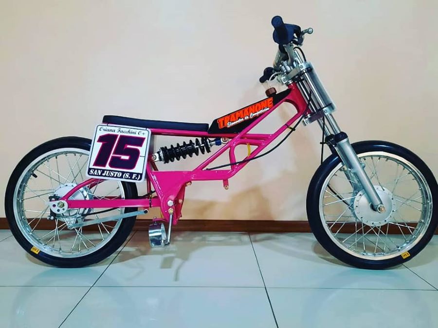 Chasis de moto 110 cc de competición color rosa y chapa 15