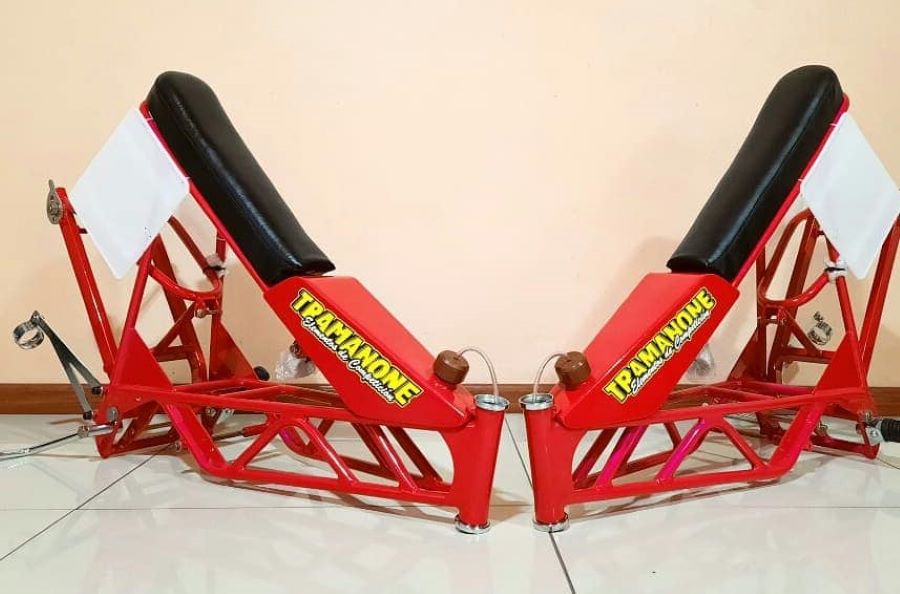 Dos chasis de moto 110 cc de competición marca Tramanone apoyados en el piso