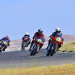 Cuatro motos retro avanzan de frente durante una competencia