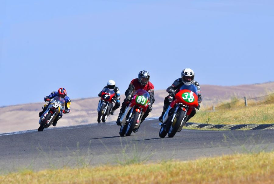 Continental triunfa en el test de neumáticos para motos retro Cuatro motos retro avanzan de frente durante una competencia
