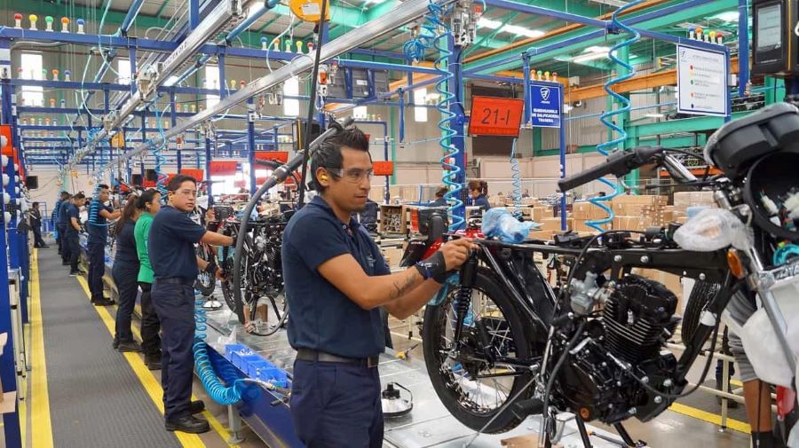 Operarios trabajan en la línea de ensamblado en una de las fábricas de la marca local Itálika.