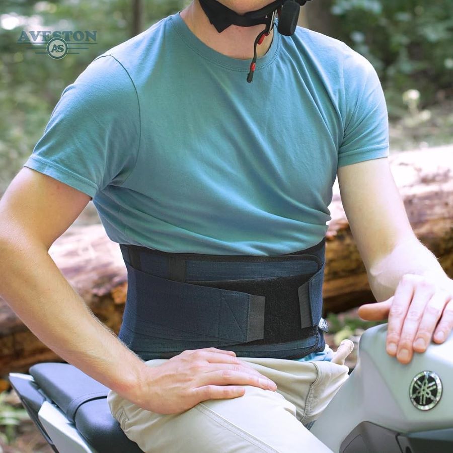 ¿Andar en moto afecta los riñones? Lo que hay que saber Un motociclista con la faja lumbar colocada sobre una remera
