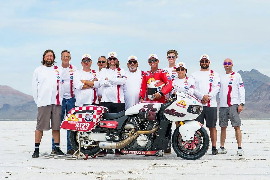 Indian Challenger rompe récord de velocidad en Bonneville El piloto Tyler O’Hara, rodeado de todo el equipo de Indian Motorcycles, festeja el récord obtenido en Bonneville 2025