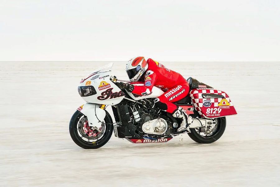 La Indian Challenger lanzada a toda velocidad en el desierto de Bonneville, durante la prueba de 2025