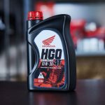 Un envase de lubricante HGO de Honda sobre un mostrador