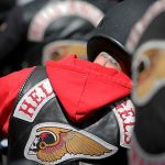 Nombres para grupos de motos: ideas y consejos para elegir El nombre Hells Angels se deja ver en una chaqueta de un motero de espaldas